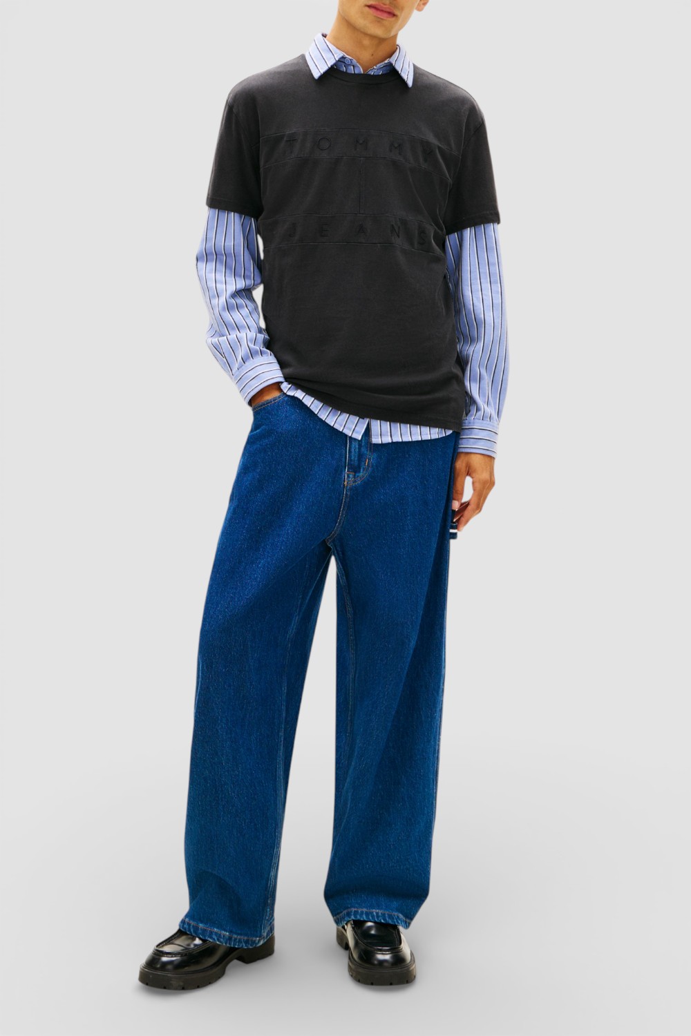 תמונת כל הלוק של חולצת טי